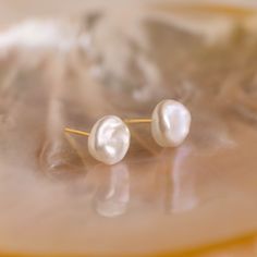 Exquisite in simplicity, our Freshwater Pearl Studs add a touch of refined charm to any occasion. Ideal for formal events or as a heartfelt Mother's Day surprise, these pearl earrings exude timeless elegance for every moment 🤍✨ SKU: RR-ER472 Product Details Material: High Quality Solid 925 Sterling Silver Finish: 18K Gold ∙ Sterling Silver Featuring Freshwater Pearl Stud Earrings, Pearls ranging from ~9-11mm Sold as a Pair Featured Styles Part of our Pearl Collection Model showcases an elegant, Spring Treats, Ear Stack, Pearl Collection, Pearl Stud Earrings, Pearl Studs, Solid 925 Sterling Silver, Fresh Water, Freshwater Pearls, Timeless Elegance