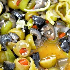 olives, peppers and onions are mixed together