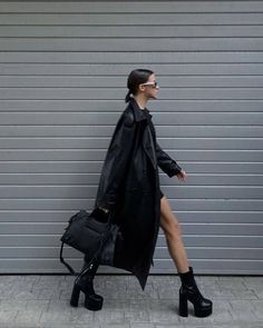 Dark Feminine Style, City Fashion Photography, Mia Bag, Outfit Botas, Ny Outfits, All Black Fashion, Fashion Photography Inspiration, Closet Fashion, Feminine Outfit