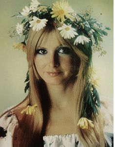 Flower Child Aesthetic, Light Pink Lips, Patti Hansen, Clear Mascara, Peach Lips, Jill Scott, Hippie Aesthetic, Retro Makeup