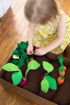 Such a fun idea- plantable felt garden box | sewing for kids Felt Garden, Felt Food, Garden Boxes, Baby Diy, Dramatic Play, Handmade Holiday, Baby Crafts, Felt Diy, Felt Toys