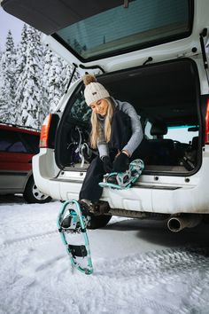 Woman sitting on the back of her SUV putting on snowshoes. Linked to a blog post featuring a Beginners Guide to Snowshoeing. Snowy Hiking Outfit, Snow Hiking Outfit Women, Snow Shoeing, Snow Shoeing Aesthetic, Snowshoes