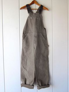 Este mono de inspiración vintage tiene correas elásticas ajustables. Mono clásico y resistente con una bolsa integrada en la parte delantera. La parte delantera tiene un bolsillo separado en el pecho con broches, también tienen bolsillos laterales para las manos y grandes bolsillos traseros y un lazo para herramientas. Hay dos botones a cada lado de los baberos y una tapeta con botones en la parte delantera. ¡Ideal para jardineros, agricultores que quieran ser ingenieros de trenes o carpinteros!








 Silueta de pierna recta



 Entrepierna de 30,5"

 Costuras principales con triple costura.

 Tirantes ajustables para un ajuste personalizado.

 Bolsillo babero con botón a presión

 Dos bolsillos delanteros

 Dos bolsillos traseros reforzados

 Bucle de martillo en la pierna izquierda Coveralls Mens, Utility Wear, Men Jumpsuit, Short Jean Skirt, Overalls Men, Bib Overalls, Overalls Women, Unique Designers, Romper Pants