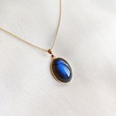 This stunning pendant is set in 14k Solid Yellow Gold with Natural Labradorite having a beautiful blue sheen. It is an unique gemstone pendant for nearly every occasion and is completely hassle-free jewelry. ITEM DETAILS: * GEM: Labradorite  * GEM Size: 13x18mm * GEM Shape: Oval * Gem Weight: 11.14 carats * Gold Purity: 14KT  * Gold Weight: 0.55 gram * Total Weight of the Pendant: 2.87 gram The Gold purity is guaranteed and it comes with an authentic 14KT gold hallmark. Since my items are handmade, they are absolutely nickel and lead free. CUSTOMIZATION: * Gemstone customization is available and it can be substituted with a gem of your choice. Kindly message me for the same. PACKAGING * The Pendant comes with layers of safe and secure wrapping along with a Free handmade jewelry box with ev Wizard Jewelry, Handmade Gemstone Jewelry, Handmade Jewelry Box, Bezel Pendant, November Birthstone, Unique Gemstones, Labradorite Pendant, Dream Jewelry, 14kt Gold