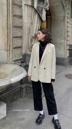 Wine Mom Aesthetic Outfit, Loafers With Blazer, Chucks And Dress Outfit, Street Style Business Casual, Retro Outfits Winter, Blazer Outfits Classy, Outfit Inspirations Going Out, Beige Loafers Outfit, Loafers Outfit