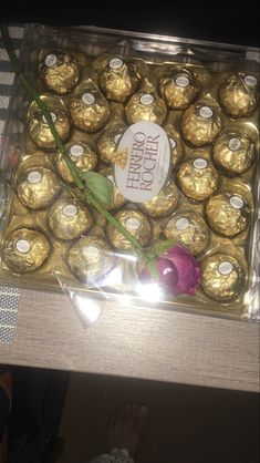 Gifts Farerorocher Chocolate, Ferrero Rocher Aesthetic, Gifts Tiktok, Chocolate Ferrero Rocher, Ferrero Rocher Gift, Chocolate Board, Fake Pic, Ferrero Rocher Chocolates, Instagram Dp