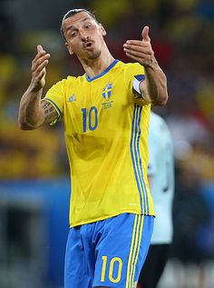 the soccer player is applauding his team mates