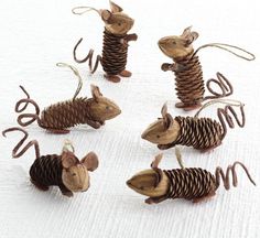 a group of mice made out of pine cones with the words der rar en des to 8 december