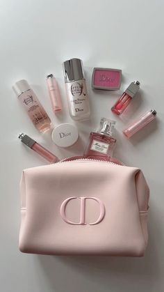 Vibe Rosa, Dior Products, Dior Blush, Makeup Dior, Dior Cosmetics, Mini Makeup Bag, Dior Aesthetic, Dior Girl, Dior Lip Glow