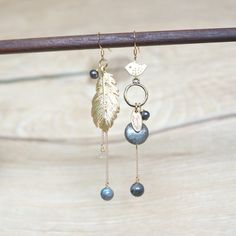 Bird and feather mismatched earrings, matt gold plated over brass, high quality, 925 sterling silver gold plated ear hook. With multi shape of labradorite gemstone, ie 4mm faceted round bead, 6mm round bead & 10mm coin shape bead. Also with Dark Grey fresh water pearl and size is approx 4-5mm. Total length of these earrings is approx 71mm(bird side) and 75mm(feather side). **Important - the labradorite gemstone is natural stone, so natural cracked pattern maybe appeared. Each labradorite is uniq Grey Earrings, Disney Earrings, Gray Earrings, Asymmetrical Earrings, Mermaid Earrings, Ear Earrings, Mismatched Earrings, Fresh Water Pearl, White Earrings