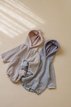 Introduce effortless charm and warmth to your baby's fall wardrobe with our Neutral-Colored Cozy Hoodie Bubble Romper. Designed for ultimate comfort and style, this versatile romper is perfect for the transitional weather of fall, offering a blend of practicality and subtle elegance. Features: Premium Soft Fabric: Mad Soft Long Sleeve Onesie For Loungewear, Cute Long Sleeve Soft Onesie, Cream Long Sleeve Onesie For Loungewear, Cute Soft Long Sleeve Onesie, Cotton Long Sleeve Onesie For Loungewear, Cotton Hooded Onesie For Fall, Cute Cotton Hooded Onesie, White Long Sleeve Onesie For Fall, Cream Long Sleeve Cotton Onesie