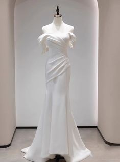 Pleases in a bustier, straight across neck line with a form-fitting bodice. This lengthy formal dress can be worn with or without bands and is extravagantly embellished with decorations. The back has a zipper closure while the skirt styles a complete size sheath shape. White Maid Of Honor Dress, Light Wedding Dress, Maid Of Honor Dress, Dress Creator, Light Wedding Dresses, Deconstruction Fashion, Minecraft Pictures, White Mermaid, Light Wedding