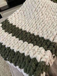 there is a blanket that has been made to look like it is crocheted