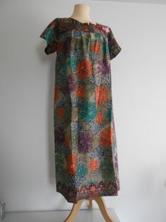 You will appreciate its lightness this summer or its comfort at home throughout the year. Large cotton dress with a nice ethnic print. Round neckline with a large closure in front. a pocket on the right side o Length 125 cm chest 100 cm hip 128 cm Size 40/42 Cotton Batik Print Short Sleeve Maxi Dress, Cotton Maxi Dress With Short Sleeves And Batik Print, Cotton Maxi Dress With Batik Print And Short Sleeves, Multicolor Cotton Dresses With Vintage Print, Multicolor Cotton Dress With Vintage Print, Bohemian Cotton Dresses With Vintage Print, Bohemian Cotton Dress With Vintage Print, Multicolor Boho Print Cotton Maxi Dress, Multicolor Cotton Boho Print Maxi Dress