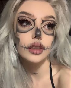 Halloween Skeleton Makeup, Skull Makeup Tutorial, Halloween Makeup Clown, Holloween Makeup, Cute Halloween Makeup, Skeleton Makeup, Halloween Makeup Ideas, Halloween Makeup Pretty, Pretty Halloween Costumes