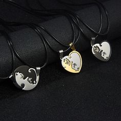 Cat Cute Couple, Cute Couple Jewelry, Couples Jewelry Necklaces, Black White Cat, Tracker Fitness, Cat Pendant Necklace, Cat Couple, Animal Model, Romantic Jewelry