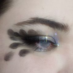 Howl Pendragon Makeup, Howls Moving Castle Makeup, Bird Makeup Ideas, Feather Eyeliner, Bird Eye Makeup, Fae Aesthetic Makeup, Ethereal Aesthetic Makeup, Feathers Makeup