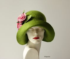 Mrs Fisher style hat hand made, entirely from the highest quality merino wool. Beautiful green color of the hat. Pink roses and leaves in shades of green. The hat is soft, very pleasant to the touch, nicely placed on the head.  Special and unique ! Sophisticated and elegant ! I can make this hat in other colors and sizes. Made just for you  All my works are made by hand  in the process of long-term, hand felting My products are unique, designed by me, always made from the finest materials. I hope that they will give you a lot of joy.  Thank you for visiting my shop:-) My other hats you can find here: https://www.etsy.com/shop/Feltpoint?ref=hdr_shop_menu&section_id=17484098   Images and all content: FELTPOINT. I save my ideas and designs by copyright.  All Rights Reserved. Green Short Brim Felt Hat For Kentucky Derby, Fitted Green Felt Hat For Winter, Green Short Brim Cloche Hat For Spring, Green Short Brim Hat For Winter, Green Wide Brim Cloche Hat For Spring, Green Curved Brim Hat For Winter, Spring Green Cloche Hat With Short Brim, Green Curved Brim Felt Hat For Winter, Green Cloche Hat For Winter