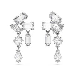 Add a cluster of beauty to any outfit with these stunning Mesmera earrings from Swarovski Crystal. Each pierced piece is rhodium plated and features a dramatic mix of stone cuts in a prong-setting. The short hanging style catches the light from every angle, making these earrings a perfect gift of radiance for a special occasion. Measurements: 1.06 inches in length by 0.47 inch in width Swarovski Crystal Style #: 5665825 Statement Drop Earrings, Holiday Earring, Crystal Stud Earrings, Swarovski Earrings, Crystal Charm, Crystal Drop Earrings, Swarovski Jewelry, Cluster Earrings, Crystal Drop