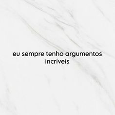 a white marble wall with the words eu sempre teno argumentos incrives