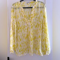 Boden Amalfi Silk Blend Wa400 Blouse V-Neck Size 16 Yellow And White Long Sleeve Boden White And Yellow Geometric Blouse. Long Sleeve With Button Cuffs. V-Neck With Ruffles On Bust. Has A Stitch Tack Closure. 90%Viscose, 10%Silk. New Without Tags Women's Size 16 Measurements Taken While Lying Flat: Pit To Pit: 25" Length: 26" Sleeve: 24" Elegant Yellow V-neck Top, Yellow V-neck Blouse For Spring, Elegant Yellow V-neck Blouse, Elegant Yellow Tops For Daywear, Yellow V-neck Tops For Work, Yellow V-neck Blouse For Brunch, Chic Yellow V-neck Top, Elegant Yellow Blouse For Brunch, Spring Yellow Workwear Blouse