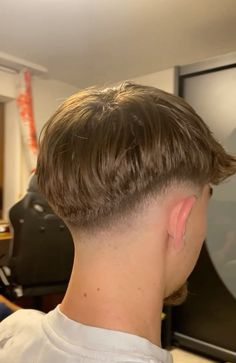 Low fade Fade Back Of Head, Men’s Low Drop Fade, Haircut Low Fade, Low Fade Middle Part, Low Fade Haircut Men, Low Fade Em V, Low Fade Cut