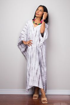 "Tie dye kaftan, beach dress, white and black midi dress, resort kaftan, summer kaftan, loose fit dress, loungewear, plus size kaftan dress PRODUCT SIZE : One Size Fits Most up to size US 3XL These are the exact measurements from the dress, measured whilst laying flat >> * Chest : up to 54\" * Waist : 54\" * Hips : 54\" * Sleeve length from neckline to hem : 21\" * Length 46\" NOTE : * Model chest : 32\", waist : 24\" hips : 35\" * Combined Height is 5\"6 > I'm 5\"2 (158cm) and I'm wear Resort Kaftan, Beach Dress White, Tie Dye Kaftan, Dress Loungewear, Summer Kaftan, Plus Size Kaftan, Loose Fit Dress, Kaftan Top, Loose Fitting Dresses