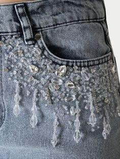 Beaded Shirt Outfit, Pearls On Jeans, Bedazzled Clothes Diy, Rhinestone Jeans Diy, Diy Beading Clothes, Bedazzled Clothes, Beaded Pants, Beaded Jeans, Denim Diy Clothes