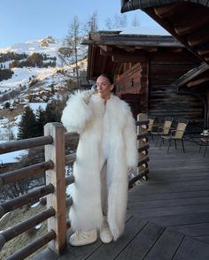 City Winter Outfit Chicago, Ski Trip Outfit Aesthetic, Ski Chic Outfit, Aspen Looks, Winter Trip Outfits, Skiing In The Alps, Winter Bachelorette, All White Party Outfits, Ski Chic