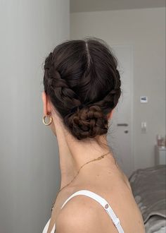 Braided Bun Wedding, Curly Hair Buns, Ballet Hair, Ballet Hairstyles, Hairstyle Idea, Hairstyles For Layered Hair, Hair Up Styles, Penteado Cabelo Curto