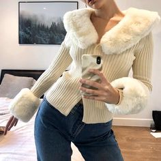 Pullover Outfit, Looks Street Style, Blair Waldorf, Long Sleeves Coats, Coat Outfits, Cropped Cardigan, Bella Hadid, Cardigan Coat, Fur Collar