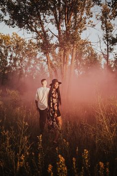 Smokebomb Couples Photoshoot Ideas, Couples Gender Reveal, Couples Inspiration, Vancouver Island Canada, Gender Reveal Photos, Canadian Wedding, Shoot Poses