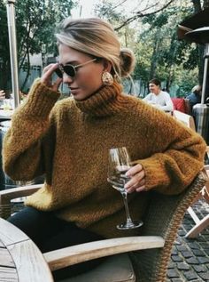 This is one of the cutest turtleneck outfits for winter! Turtle Neck Outfit, Turtleneck Outfits, Turtleneck Outfit, Mode Tips, Bohol, Chic Sweaters, Winter Mode