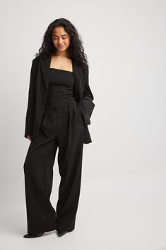 These suit pants feature a high waist fit and a wide leg. They have a pleated design and belt loops. Our suit pants feature side slant pockets and a concealed zipper, hook and button closure. Elegant Tomboy, Modern Suits, Oversized Pants, Spring Fits, Black High Waist, Suit Pants, Womens Dress Pants, Black Suits, High Waisted Trousers