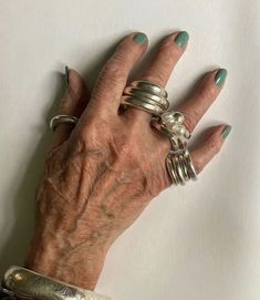 Dope Jewelry, Funky Jewelry, Looks Chic, Jewelry Inspo, Winter 2024, Jewelry Inspiration, Piercings, Silver Bracelet, Jewelry Accessories