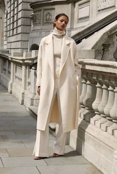 White Coat Outfit, Blazer Off White, Chique Outfit, High Fashion Women, Beige Outfit, Trendy Fashion Outfits, Stylish Work Outfits, White Coat, Coat Outfits