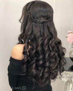 Nice Hairstyles For Graduation, Hair Down Quince Hairstyles, Wedding Hairstyles Pictures, Hairdo For Quinceanera, Hair Half Up Half Down Quince, Hairstyles For A Dama, Dama Quinceanera Hairstyles, Quinceanera Hairstyles Damas, Quinceanera Hairstyles For Damas