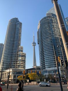 the tall buildings are next to each other on the street in front of some traffic lights