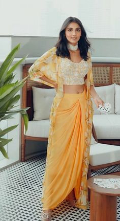 Haldi Look For Bride, Haldi Dress Ideas, Haldi Look, Haldi Ceremony Outfit, Bridesmaid Outfits, Haldi Dress, Haldi Outfits