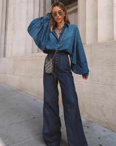 Jackets Over Dresses, Jean On Jean Outfit, Wide Leg Denim Outfit, Denim Street Style, Looks Jeans, Look Jean, All Jeans, Denim Details, Wide Leg Denim