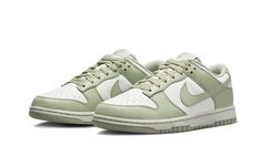 La collection Next Nature, engagée pour un avenir durable, accueille une nouvelle Nike Dunk Low Next Nature Olive Aura . Composée d'au moins 20% de composants recyclés, cette paire arbore un coloris blanc et vert pomme. La conscience environnementale s'étend jusqu'à la semelle, fabriquée en Grind Rubber. Ces sneakers s'inscrivent parmi les meilleures sneakers tendances actuelles, combinant style et durabilité, idéales pour ceux qui recherchent des baskets à la fois écologiques et à la mode. SKU Nike Dunk Low Medium Olive, Nike X Travis Scott, Ugg Ultra Mini, Nike Models, Cargo Khaki, Adidas Spezial, Jordan 2, Green Cargo, Nike Dunk High