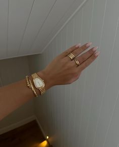 Gold Bracelet Stack With Watch, Quiet Luxury Jewelry, Gold Watch Aesthetic, Jewelry Classy, Minimalistic Jewelry, Gold Bracelets Stacked, Dope Jewelry Accessories