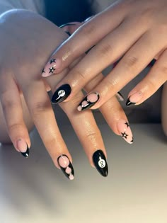 Goth Almond Nails, Black Almond Nails Designs, Nails Almond Black, Black Nails Aesthetic, Almond Acrylic Nails Designs, Hippie Nails, Romantic Nails, Punk Nails