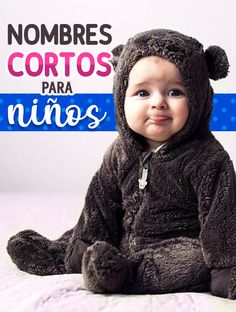 a baby in a bear costume sitting on a bed with the caption, nombres cortos para ninos