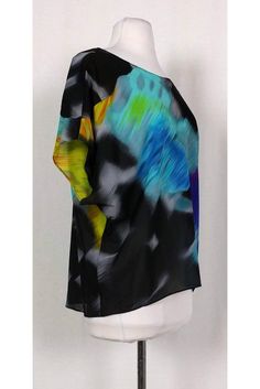 Lightweight silk top with a bold multi-color print. Made in a relaxed silhouette with dolman sleeves. Style it with your favorite jeans and chic flats. Size M 100% silk Slips on Multi-color print Dolman sleeves Rounded neckline Bust 50" Shoulder to hem 23" Dolman Sleeve Top, Chic Flats, Dolman Sleeve Tops, Alice And Olivia, Silk Slip, Silk Top, Alice Olivia, Dolman Sleeve, Favorite Jeans