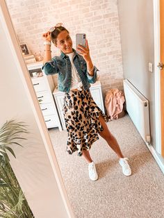 Leopard Skirt Outfit Spring, Sneakers With Skirt Outfits, Animal Print Skirt Outfit Summer, Leopard Print Skirt Outfit Summer, Skirt Outfits With Sneakers, Skirt And Tee Shirt Outfit, White Denim Skirt Outfit, Leopard Print Skirt Outfit