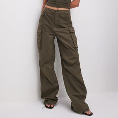 Good American Olive Green Colored Baggy Cargo Pants. Oversized Fit Utility Baggy Straight Leg Parachute Pants, Baggy Straight Leg Utility Parachute Pants, Baggy Utility Parachute Pants With Straight Leg, Baggy Wide Leg Khaki Bottoms, Baggy Green Cargo Wide Leg Pants, Baggy Wide Leg Khaki Pants, Oversized Khaki Pants With Pockets, Khaki Oversized Pants With Pockets, Baggy Full-length Utility Parachute Pants