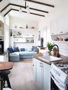 a kitchen and living room are shown in this houseplant photo from the inside