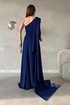 Chic modern sparkling single shoulder pleated long evening dress – JiMiss Dresses Dress With Overlay, Simple Prom Dress Long, Classic Prom Dress, Prom Dress With Train, Chic Evening Dress, Homecoming Formal Dresses, Off Shoulder Wedding Dress, Prom Dresses Simple, Satin Homecoming Dress