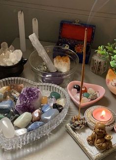 luna lovegood | harry potter series Types Of Rocks, Crystal Room, Crystal Vibes, Inspiration Tattoos, Crystal Aesthetic, Spiritual Crystals, Dreamy Room, Lake Superior, Room Inspiration Bedroom